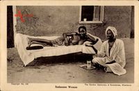 Sudanese Woman, Sudanesin, Nackt im Bett liegend, Brüste