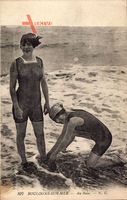 Boulogne sur Mer, Au Bain, Zwei junge Frauen am Strand, Badekleider