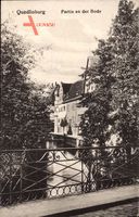 Quedlinburg im Harz, Partie an der Bode, Brücke, Häuser am Fluss, Straße