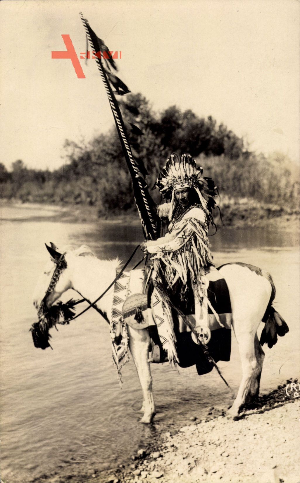USA, Wildwest, Indianer auf seinem Pferd am Fluss, Federschmuck