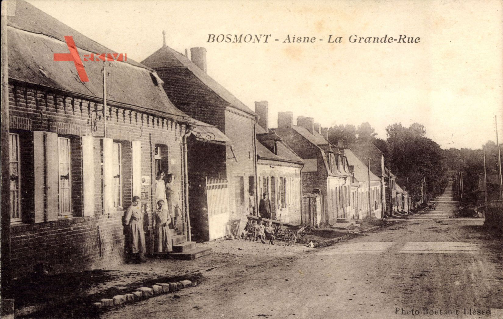 Bosmont Aisne, La Grande Rue, Blick in die Hauptstraße, Frauen eines Hauses