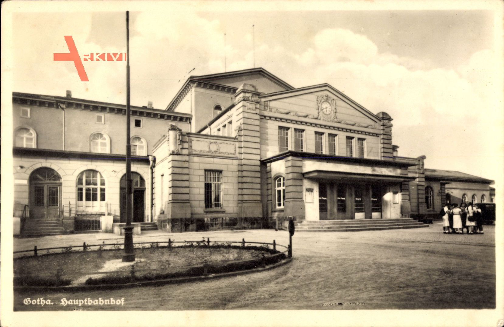 Gotha, Blick auf den Hauptbahnhof, Passanten, Uhr, Gebäude