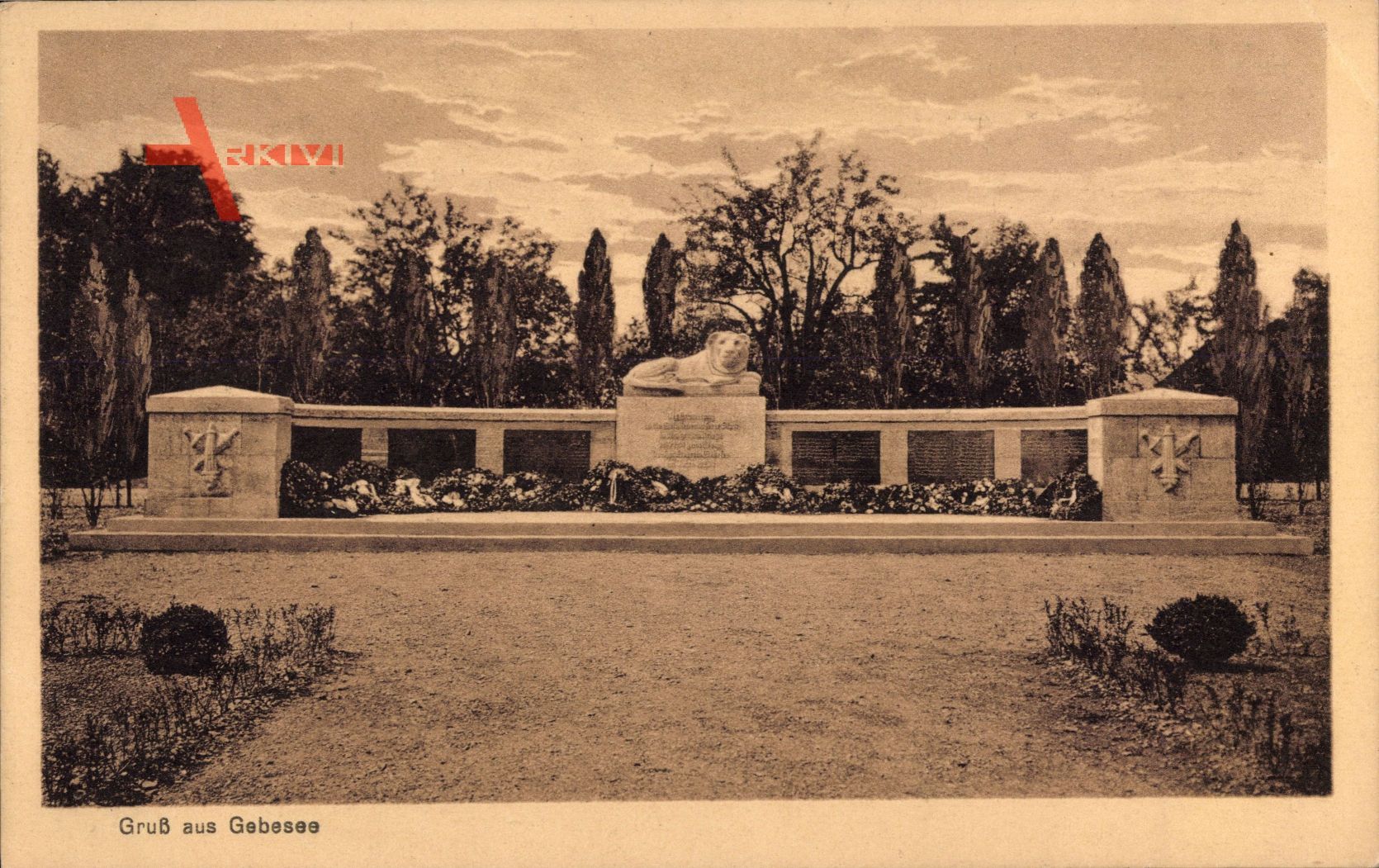 Blick auf das Kriegsgefallenen Denkmal mit Löwe in Gebesee - für die Gefallenen der Stadt im Großen Kriege 1914 - 1918