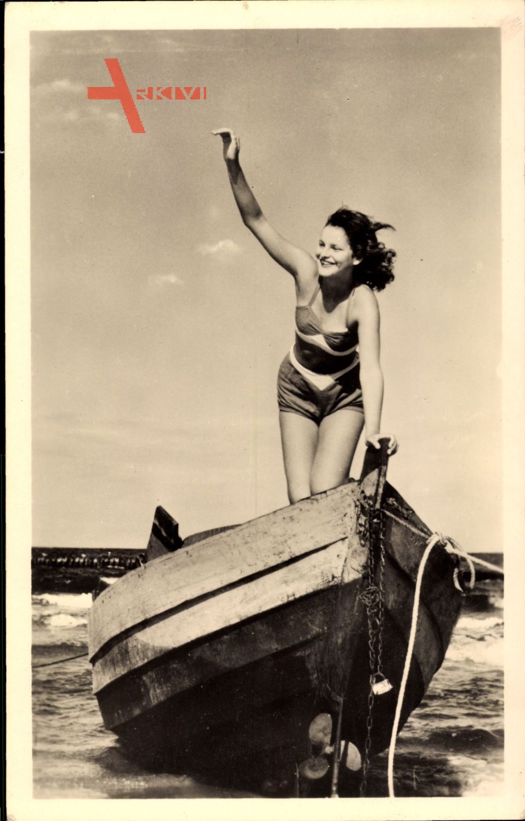 Junge Frau in Badeanzug, Ruderboot, Strand, Meerblick