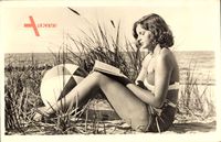 Junges Mädchen in Badekleid am Strand, Buch lesend, Spielball, Meer