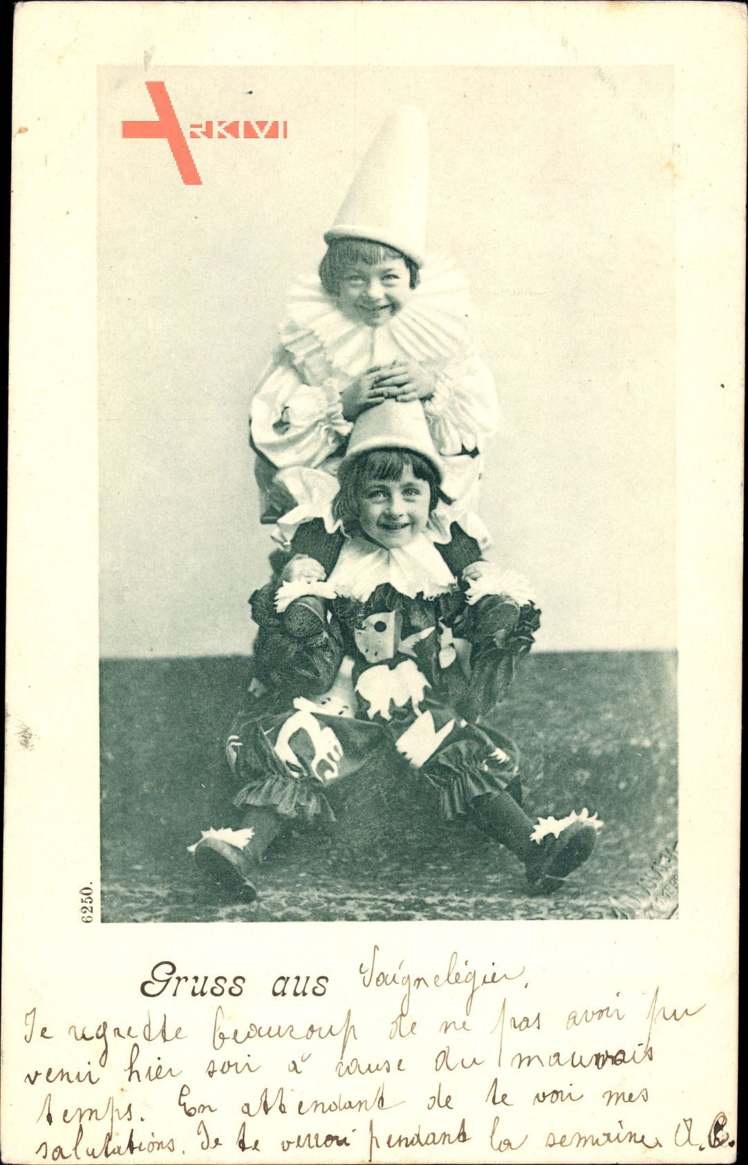 Zwei Kinder in Karnevalskostümen, Sitzend, Mützen