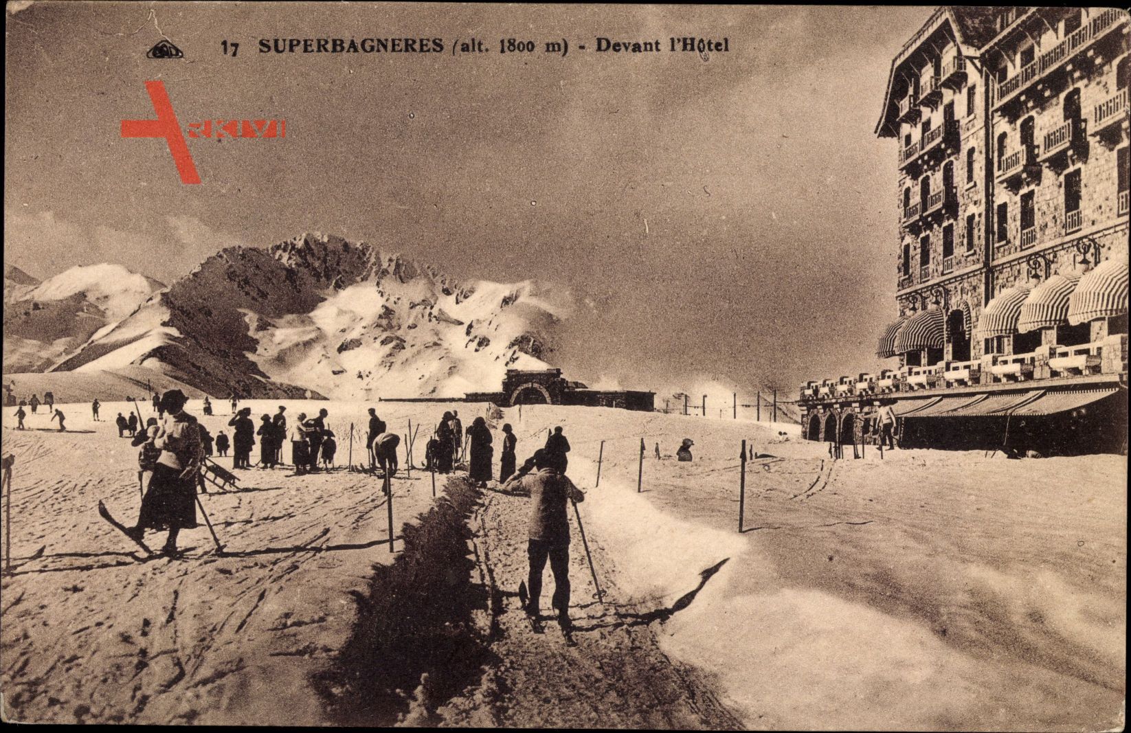 Superbagneres Haute Garonne, Devant lHôtel, Skiresort, Skifahrer
