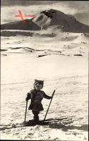 Norwegen, Kleines Kind auf Skiern, Winterlandschaft