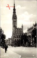 Gdańsk Danzig, Straßenblick zum Rathaus, Turmuhr, Passanten