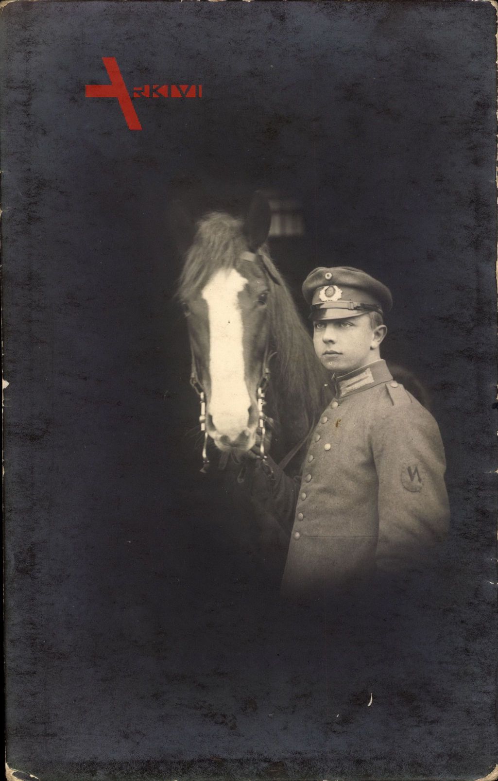 Deutscher Soldat in Uniform, Pferd, Schirmmütze