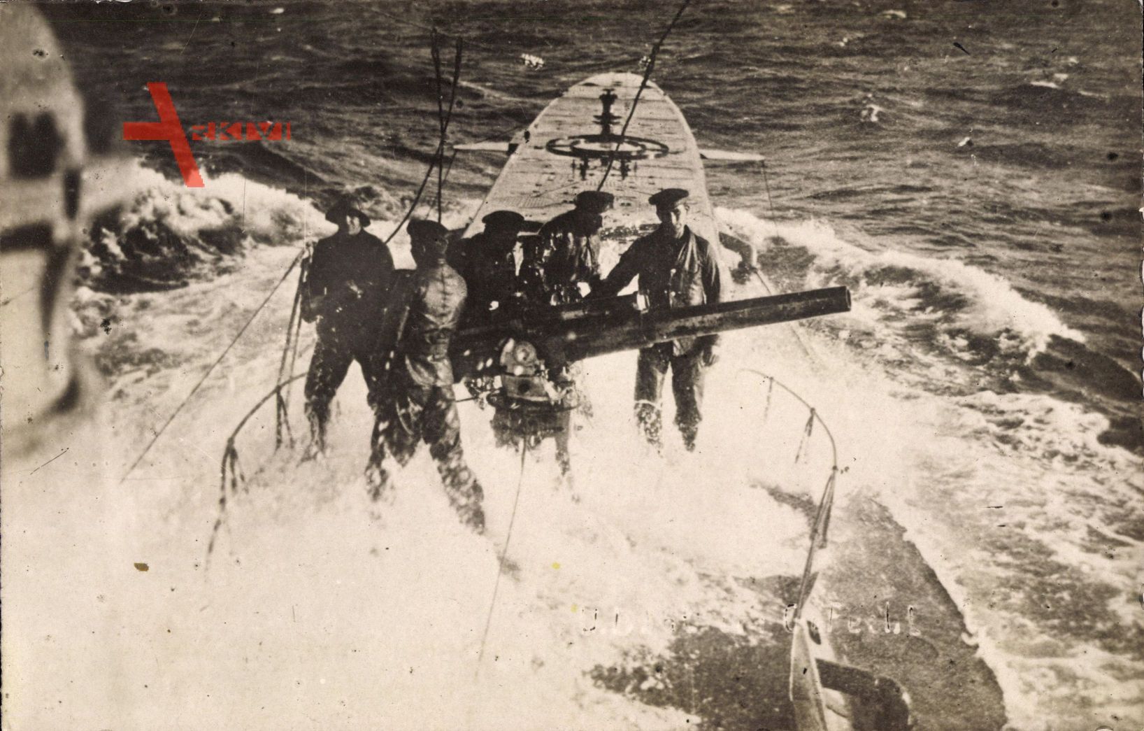 Deutsches U Boot, Winter 1916, Matrosen bedienen Geschütz