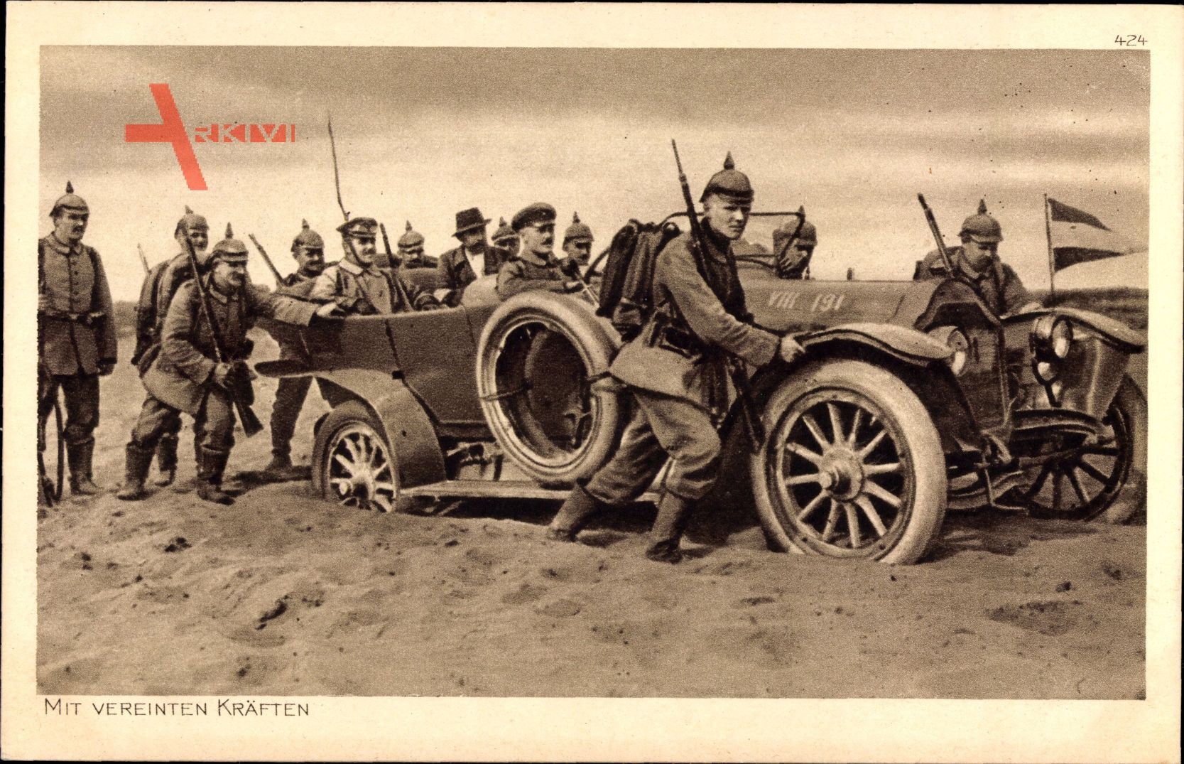 Mit vereinten Kräften, Soldaten schieben Auto durch den Sand