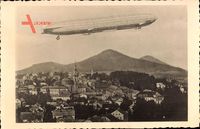 Thüringen, Zeppelin über einer Ortschaft, Berg, Kirchturm