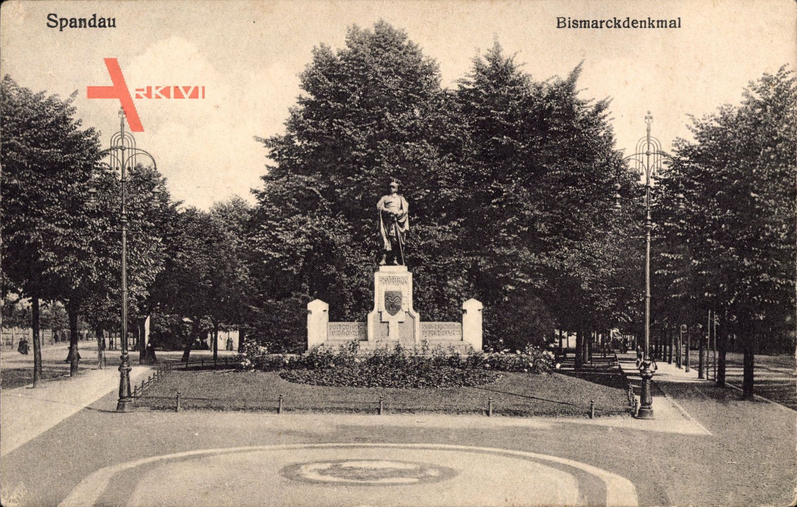 Berlin Spandau, Blick auf das Bismarckdenkmal, Vorplatz