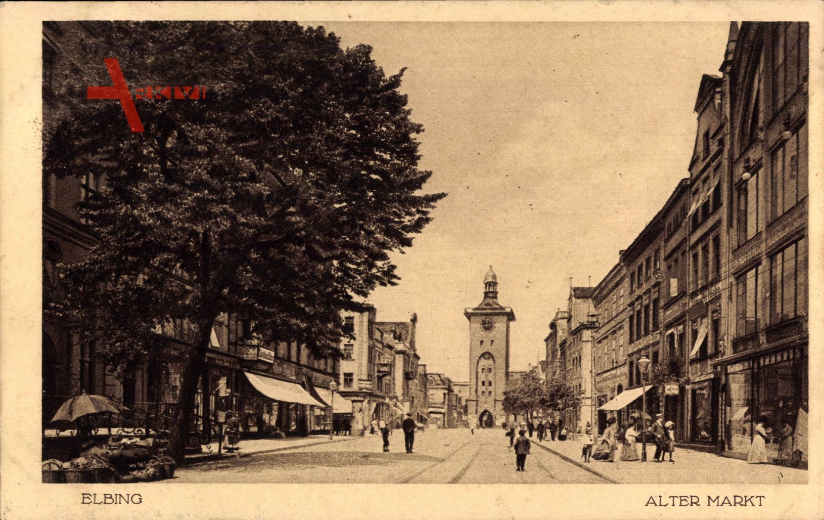 Elbląg Elbing Ostpreußen, Alter Markt, Blick zu einem Torturm, Passanten
