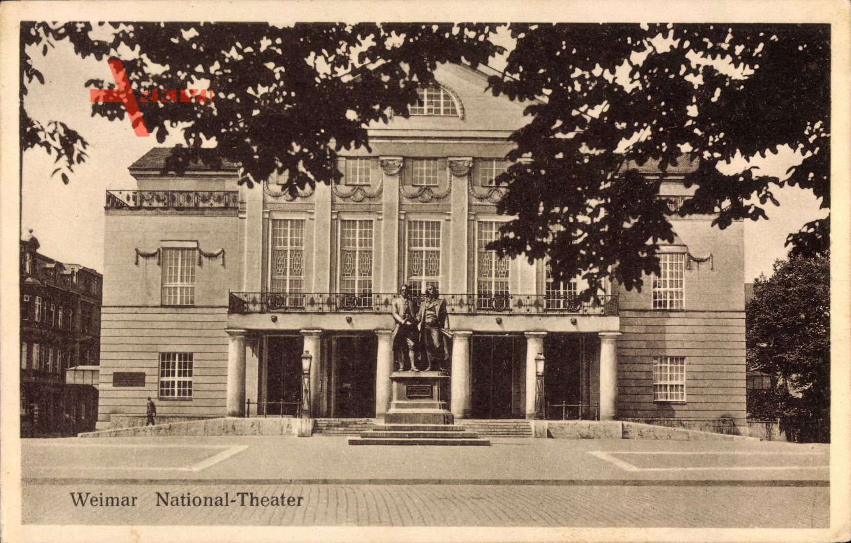 Weimar, Blick auf das Nationaltheater, Denkmal, Balkon, Geländer