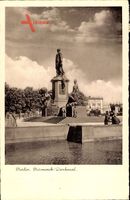 Berlin Tiergarten Bismarckdenkmal am Wasser, Passanten