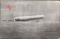 Zeppelins Luftschiff erhebt sich zum Aufstieg über dem Wasser