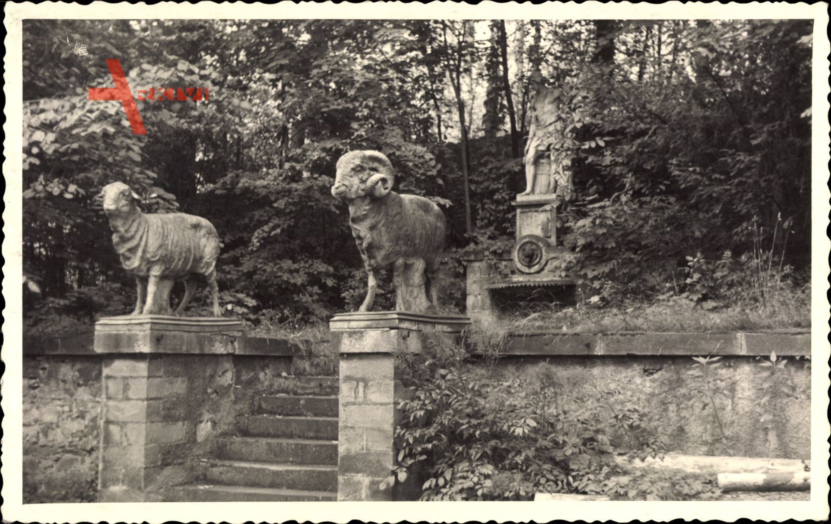 Görlitz in der Lausitz, Blick auf ein Denkmal, Treppe mit Schafskulpturen