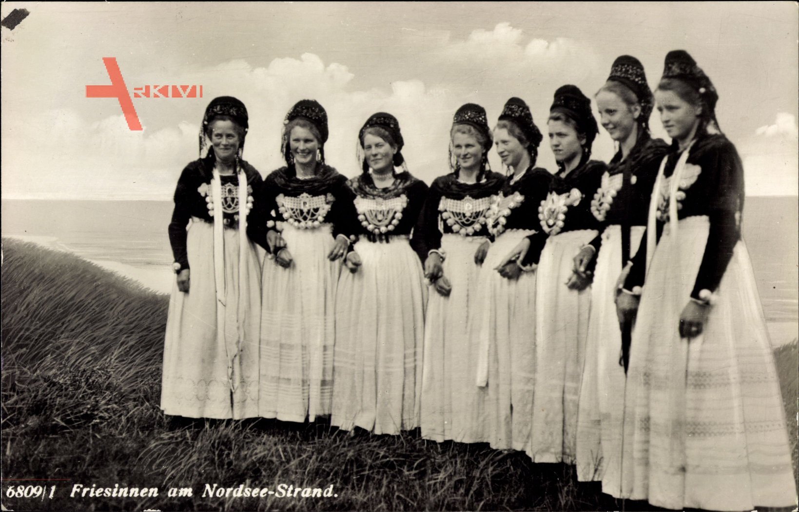 Friesinnen am Nordseestrand, Trachtengruppe, Gruppenfoto, Frauen