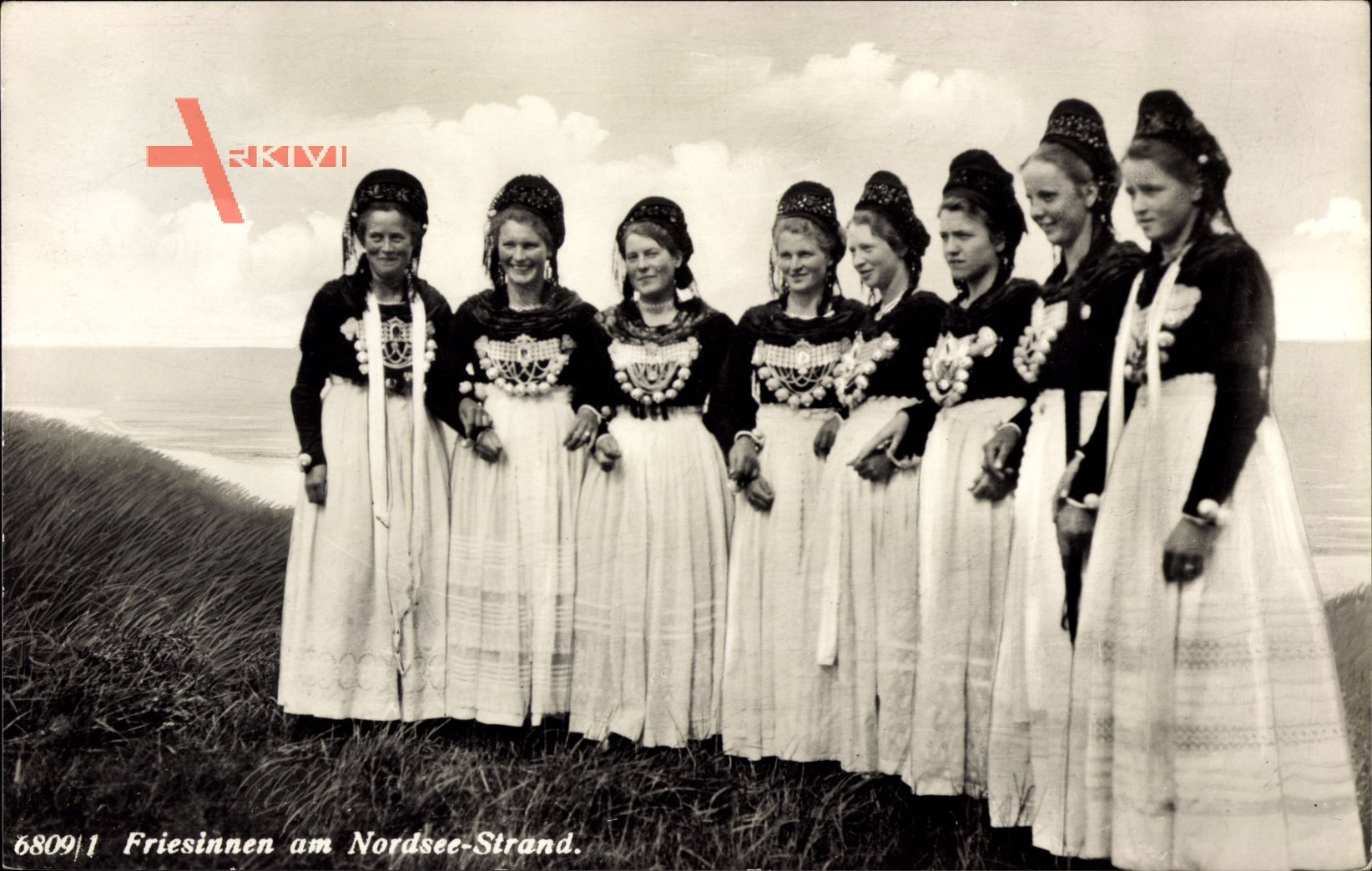 Friesinnen am Nordseestrand, Trachtengruppe, Gruppenfoto, Frauen