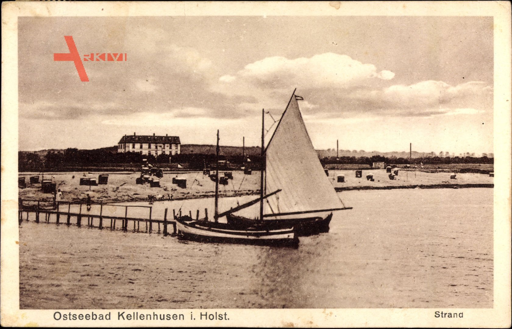 Kellenhusen an der Ostsee in Ostholstein, Blick auf den Strand, Steg, Boot