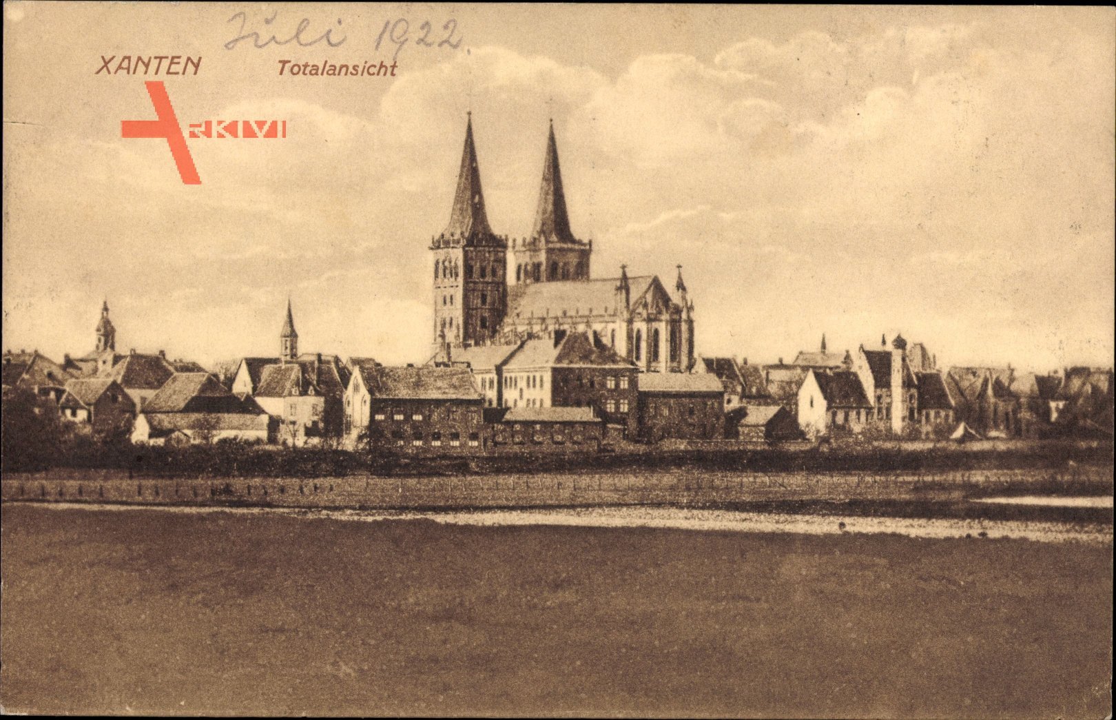 Xanten am Niederrhein, Totalansicht der Ortschaft, Kirche, Häuser