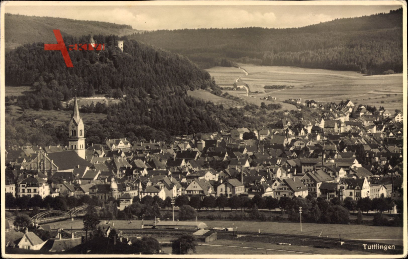 Tuttlingen im Tal der Oberen Donau, Totalansicht der Ortschaft, Kirche, Wald