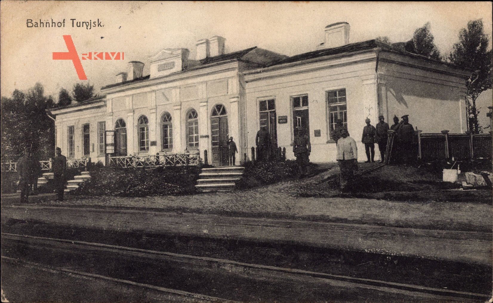 Deutsche Soldaten posieren auf der Gleisseite des Bahnhofs von Turyjsk Ukraine um 1916
