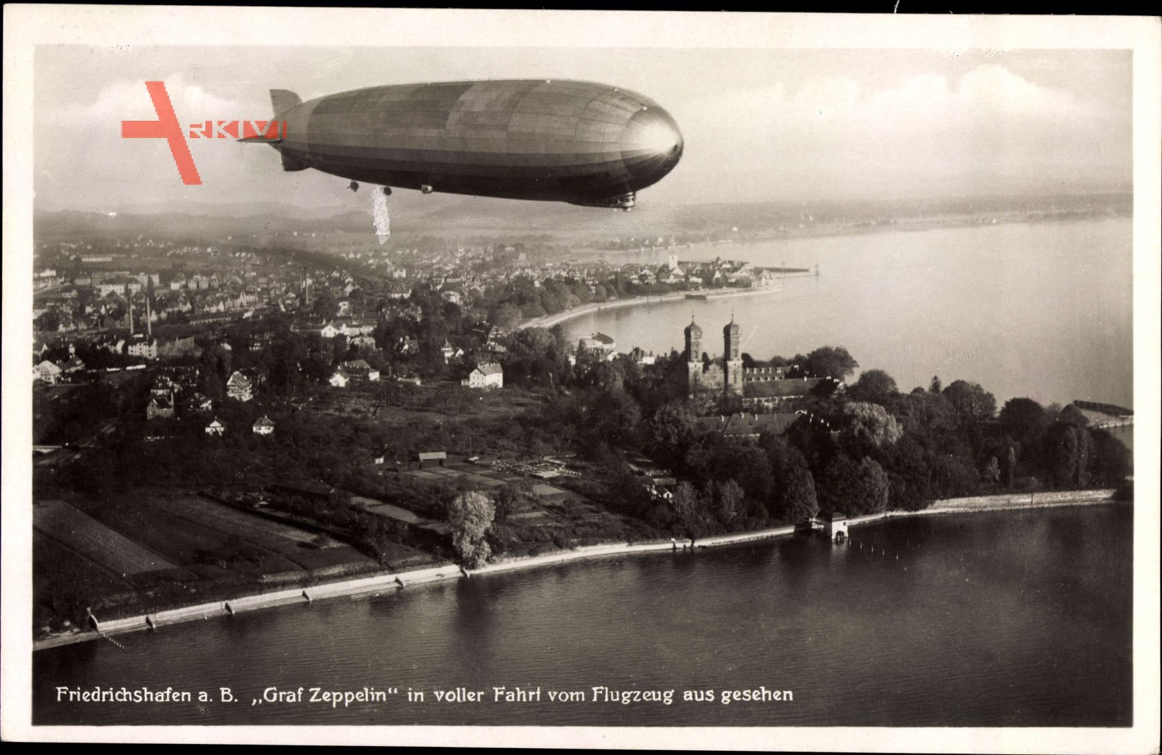 Graf Zeppelin LZ 127 in voller Fahrt Fliegeraufnahme vom Flugzeug aus über Friedrichshafen am Bodensee um 1930