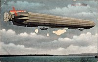 Blick auf Zeppelins Luftschiff über dem Wasser