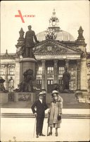 Berlin Tiergarten, Pärchen vor dem Reichstag, Statuen