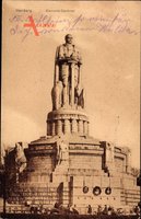 Hamburg, Besucher sitzen vor dem Bismarck Denkmal