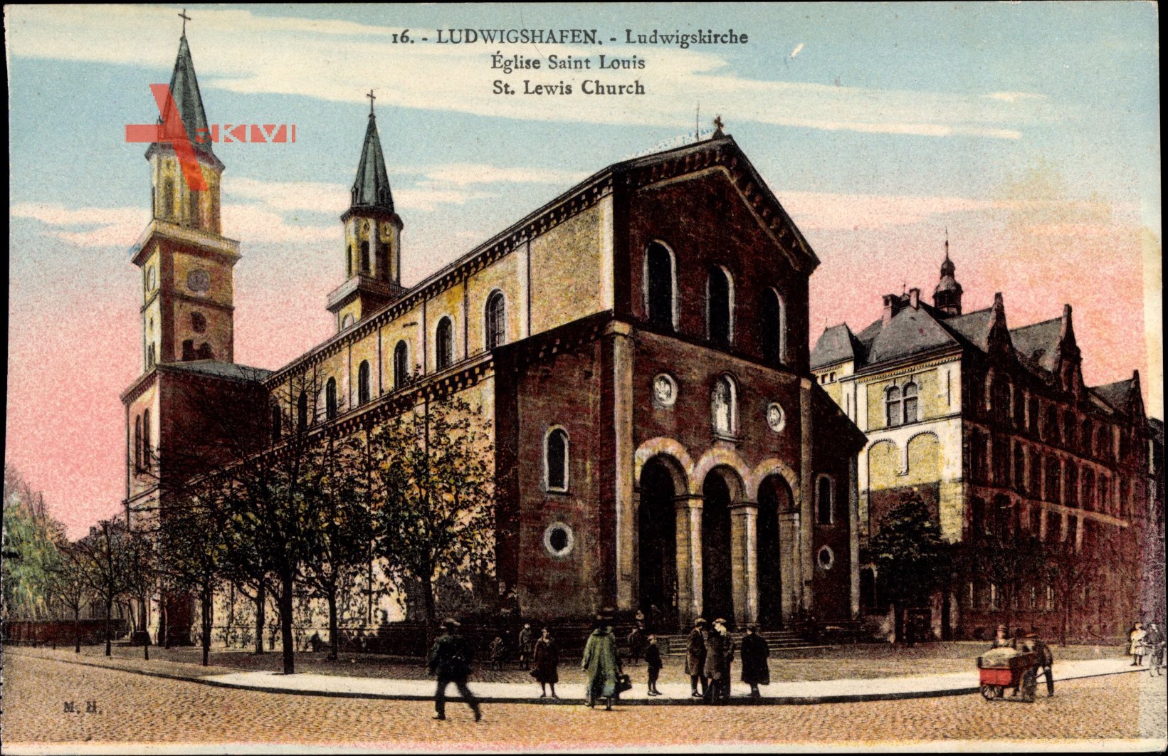 Ludwigshafen, Blick auf die Ludwigskirche, Passanten, Kopfsteinpflaster, Turm