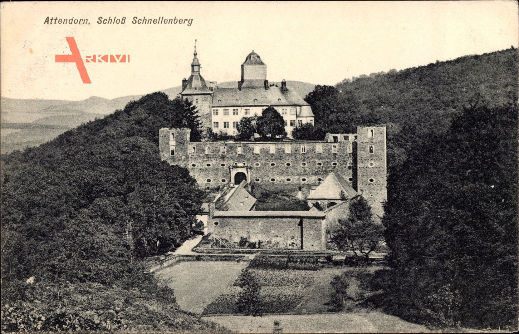 Attendorn, Blick auf das Schloss Schnellenberg, Waldhang, Hügel, Fenster