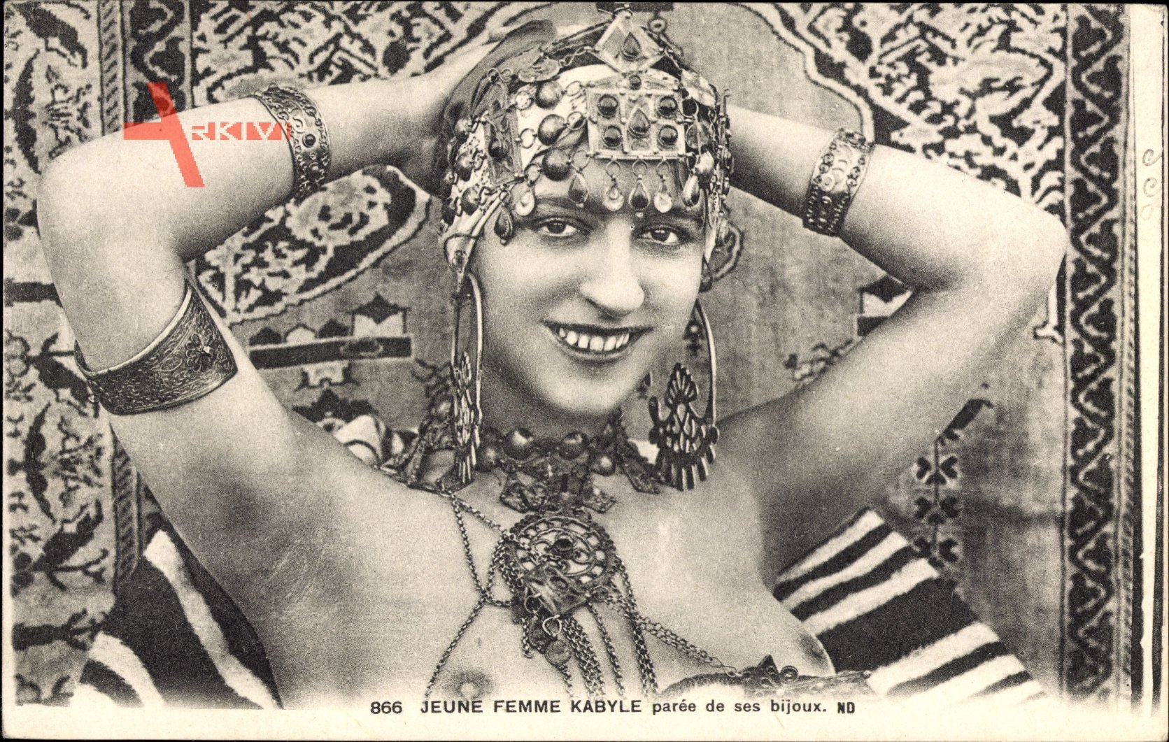 Jeune Femme Kabyle paree de ses bijoux, Frau mit entblöster Brust