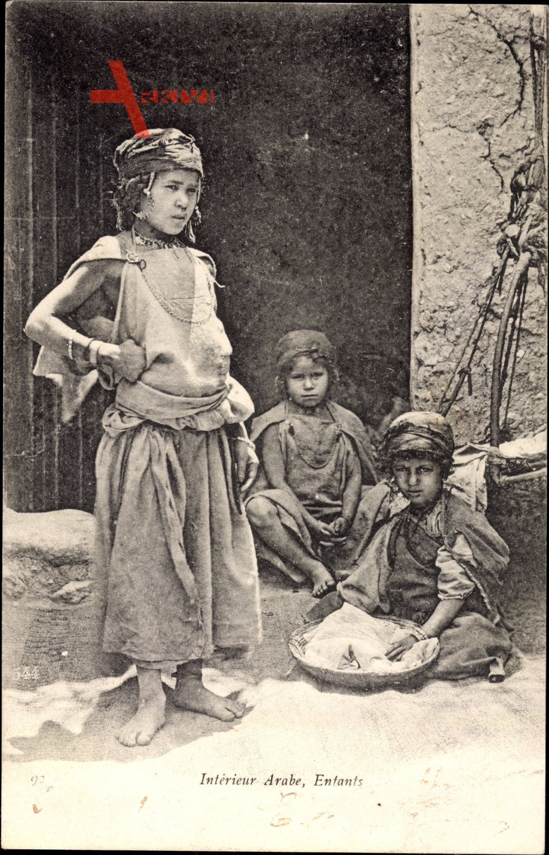 Interieur Arabe, Enfants, drei kleine Kinder vor einem Haus, Maghreb