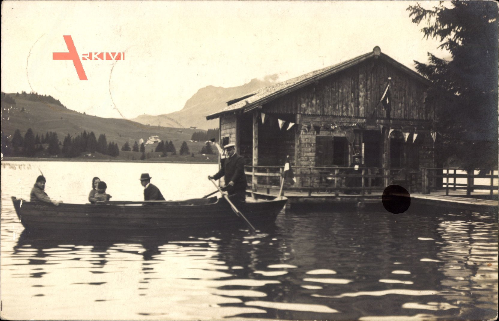 Lenzerheide Kt. Graubünden, Villa Else, Hütte am See, Ruderboot