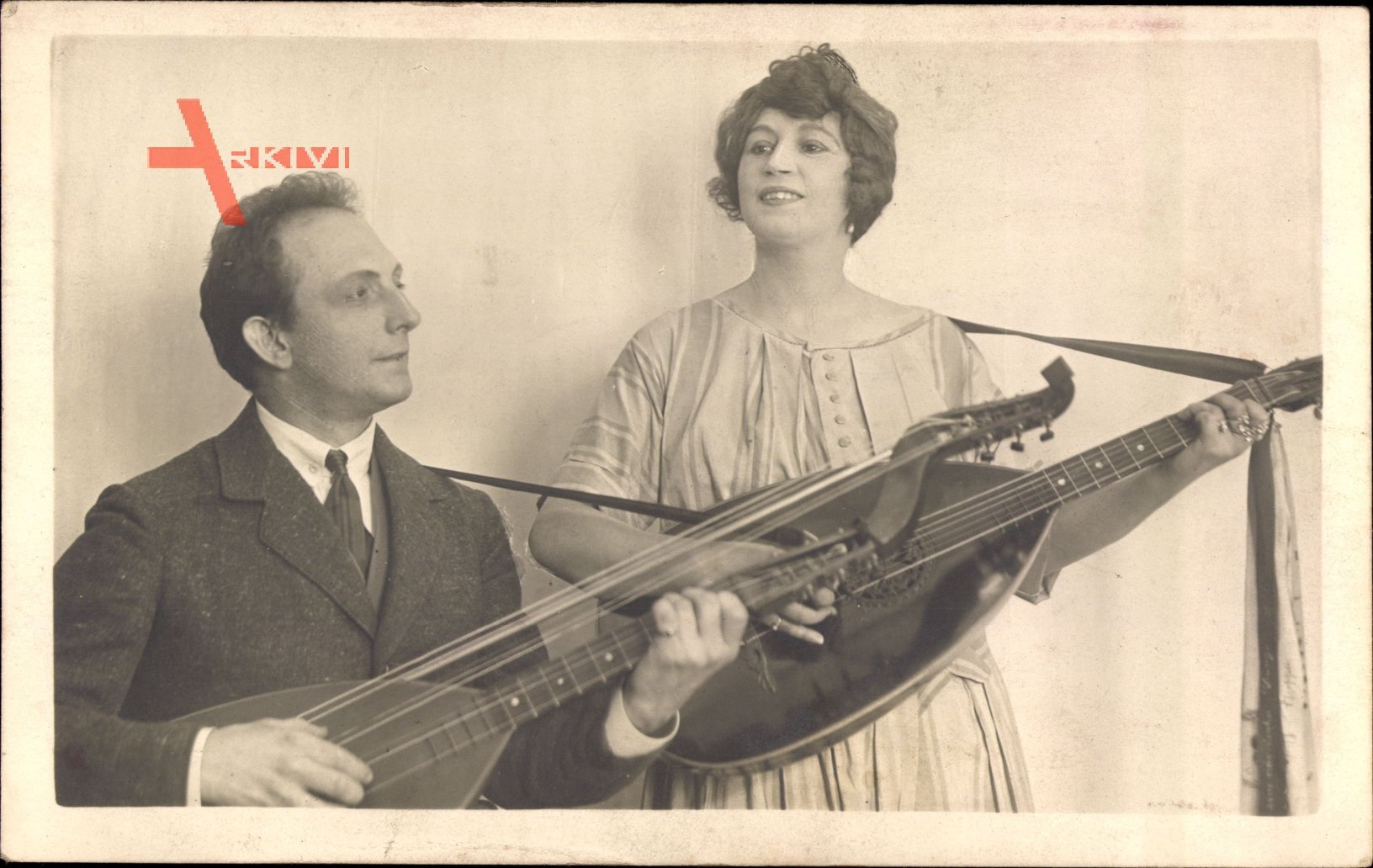 Blick auf zwei Musiker mit Mandolinen, Duo