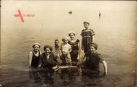 Badegäste im Wasser, Frauen und Kinder am Timmendorfer Strand um 1914
