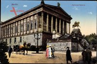 Berlin Mitte, Blick auf die Nationalgalerie, Passanten, Straßenlaterne, Säule