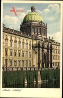 Berlin Mitte, Flusspartie mit Blick auf das Schloss, Fassade
