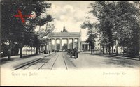Berlin Mitte, Straßenpartie mit Blick auf das Brandenburger Tor, Kutsche