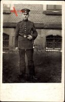 Deutscher Soldat in Feldgrau, Schirmmütze, Gürtelschnalle