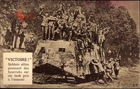 Victoire, Soldats allies poussant des hourrahs sur un tank pris a lennemi