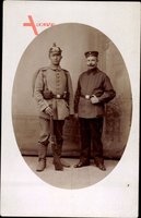Zwei deutsche Soldaten in Uniformen, Gürtel, Gewehr, Helm, Rucksack