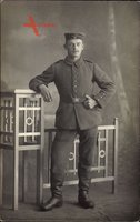 Deutscher Soldat in Uniform, Feldgrau, Stiefel, Gürtel, Mütze