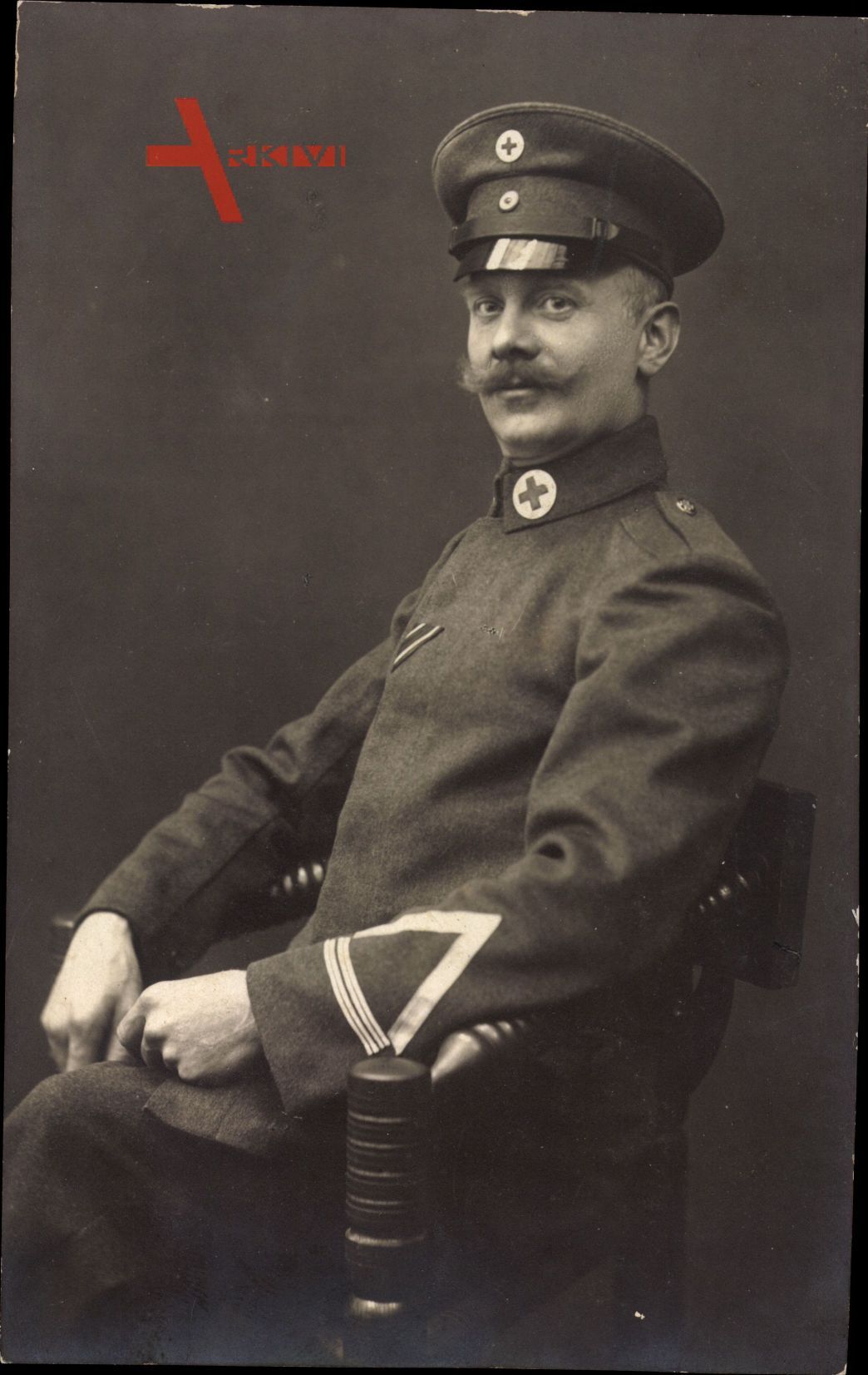 Sanitäter in Feldgrau, Schirmmütze, Kaiserreich, Sitzportrait