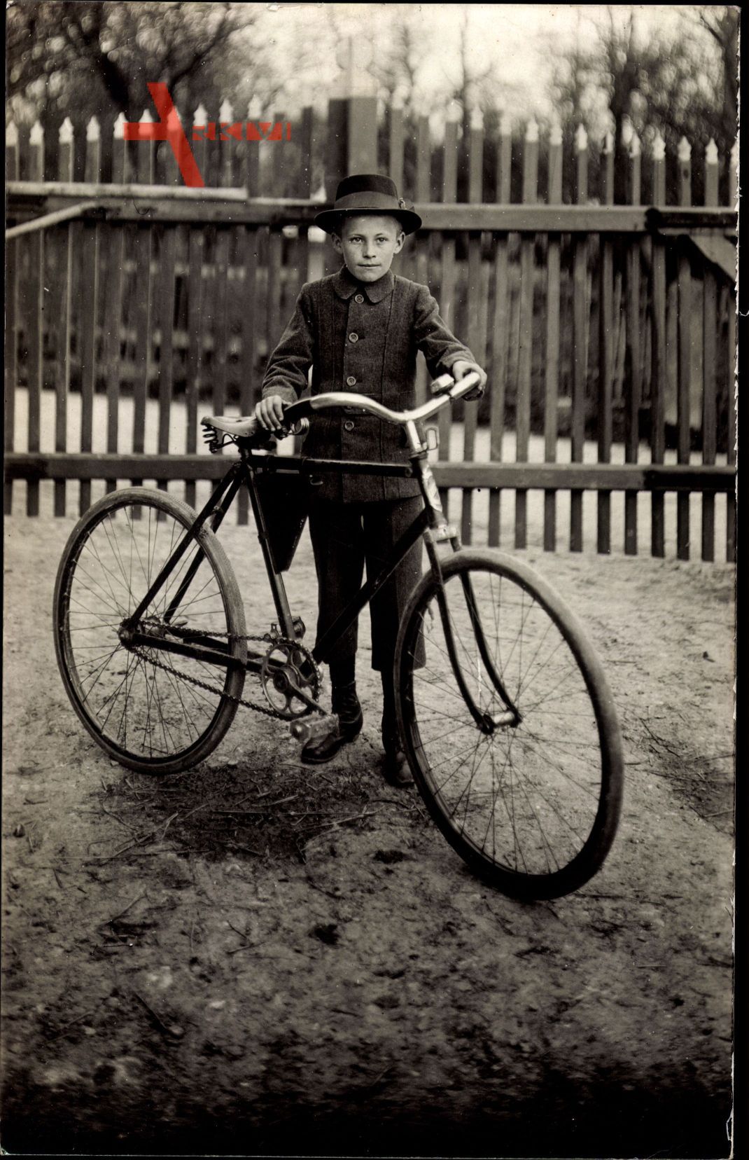 Junge an einem Fahrrad, Bauernhof, Einfahrtstor