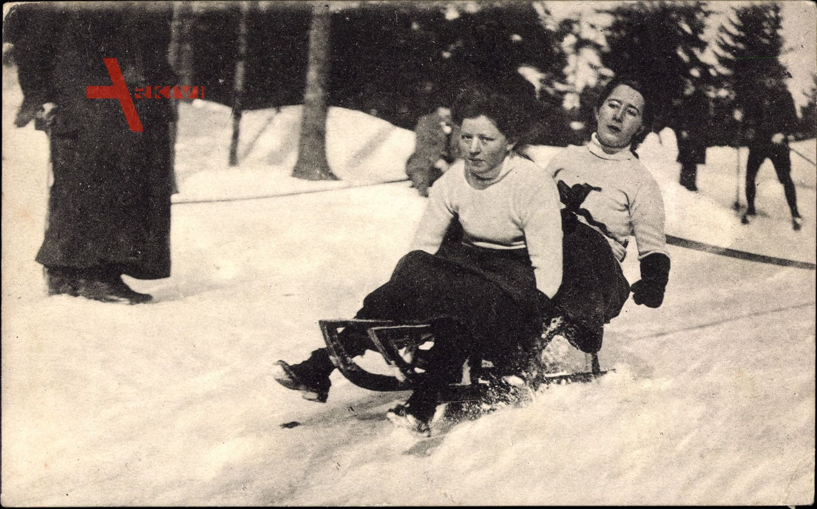 Zwei Frauen fahren auf einem Schlitten den Berg hinab, Wintersport
